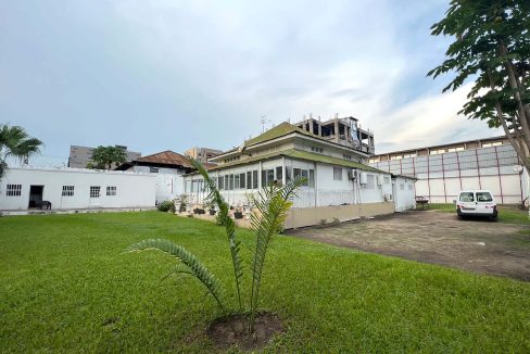 Luxurious 3-Bedroom Villa with Garden for Rent in Gombé, Kinshasa